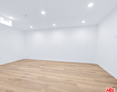 14811 Erwin Street - Photo Thumbnail 36