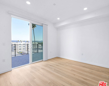 14811 Erwin Street - Photo Thumbnail 12