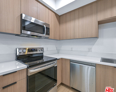 14811 Erwin Street - Photo Thumbnail 4