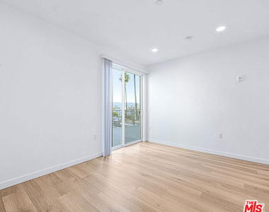 14811 Erwin Street - Photo Thumbnail 22