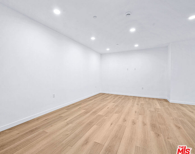 14811 Erwin Street - Photo Thumbnail 17