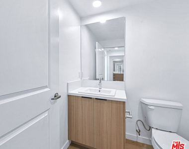14811 Erwin Street - Photo Thumbnail 13