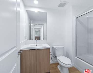 14811 Erwin Street - Photo Thumbnail 14