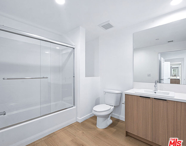 14811 Erwin Street - Photo Thumbnail 20