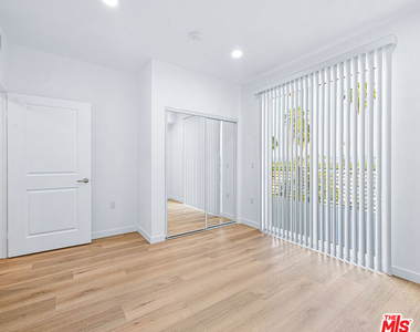 14811 Erwin Street - Photo Thumbnail 10