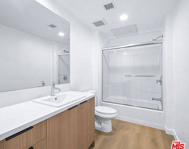 14811 Erwin Street - Photo Thumbnail 23
