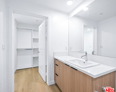 14811 Erwin Street - Photo Thumbnail 24