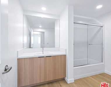 14811 Erwin Street - Photo Thumbnail 18