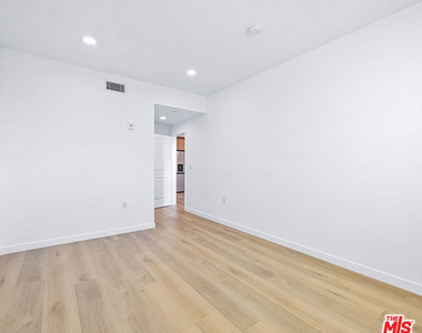 14811 Erwin Street - Photo Thumbnail 20