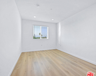 14811 Erwin Street - Photo Thumbnail 19