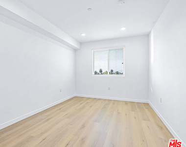 14811 Erwin Street - Photo Thumbnail 4