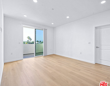 14811 Erwin Street - Photo Thumbnail 8