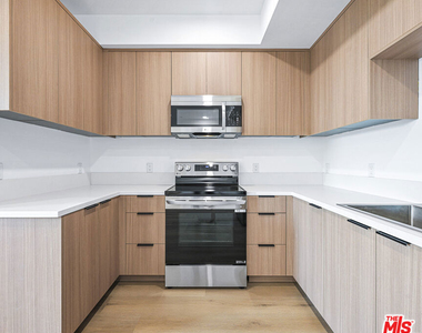 14811 Erwin Street - Photo Thumbnail 3