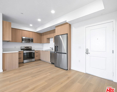 14811 Erwin Street - Photo Thumbnail 7