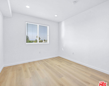14811 Erwin Street - Photo Thumbnail 5