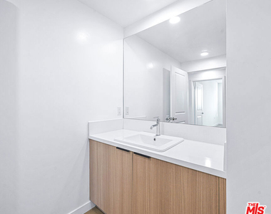 14811 Erwin Street - Photo Thumbnail 10