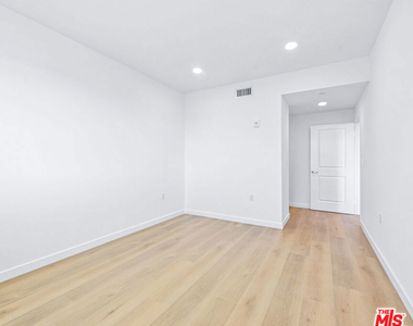 14811 Erwin Street - Photo Thumbnail 22