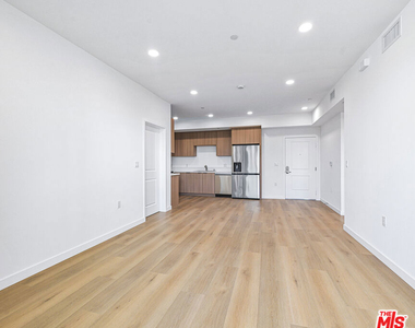 14811 Erwin Street - Photo Thumbnail 15