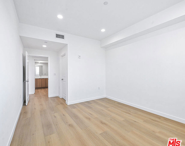 14811 Erwin Street - Photo Thumbnail 6
