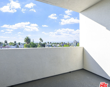 14811 Erwin Street - Photo Thumbnail 11
