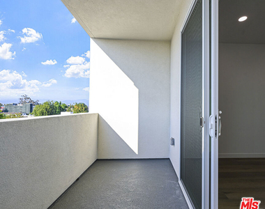 14811 Erwin Street - Photo Thumbnail 12