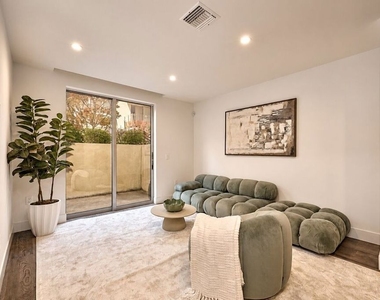 728 N Sweetzer Avenue - Photo Thumbnail 3