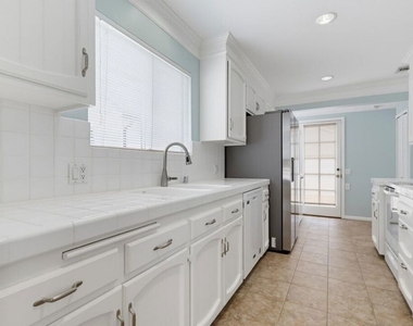 7900 Westlawn Avenue - Photo Thumbnail 7