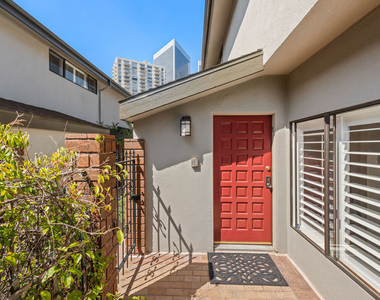 407 S Spalding Drive - Photo Thumbnail 3
