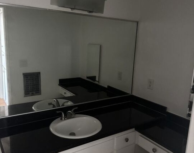 425 S Kenmore Avenue - Photo Thumbnail 6