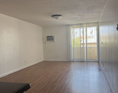 425 S Kenmore Avenue - Photo Thumbnail 2