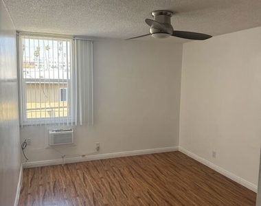 425 S Kenmore Avenue - Photo Thumbnail 4