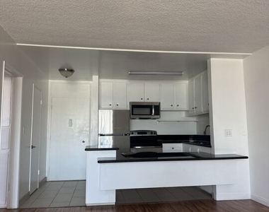 425 S Kenmore Avenue - Photo Thumbnail 3