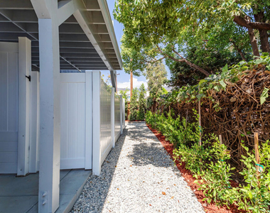 1812 W Glenoaks Boulevard - Photo Thumbnail 22