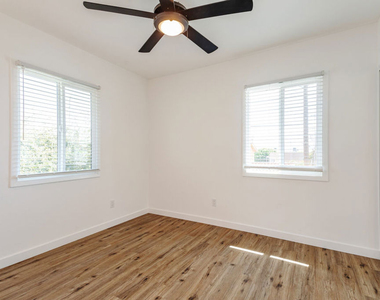 1812 W Glenoaks Boulevard - Photo Thumbnail 14
