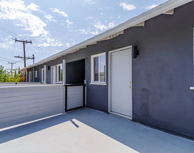 1812 W Glenoaks Boulevard - Photo Thumbnail 10