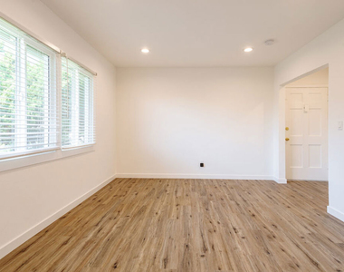 1812 W Glenoaks Boulevard - Photo Thumbnail 4