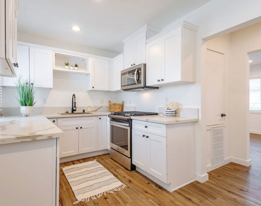 1812 W Glenoaks Boulevard - Photo Thumbnail 5