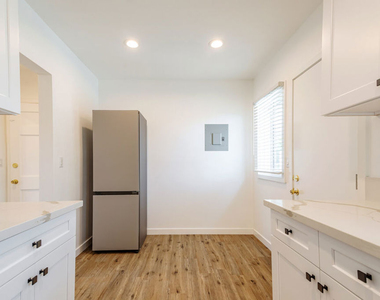 1812 W Glenoaks Boulevard - Photo Thumbnail 7