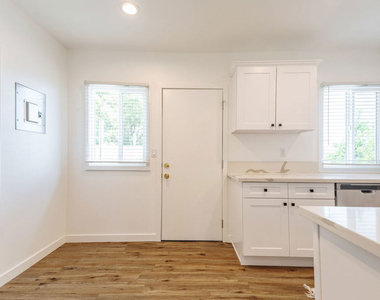 1812 W Glenoaks Boulevard - Photo Thumbnail 9