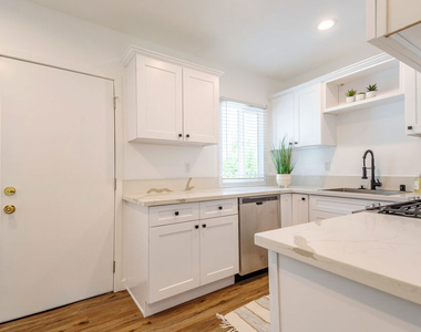 1812 W Glenoaks Boulevard - Photo Thumbnail 8