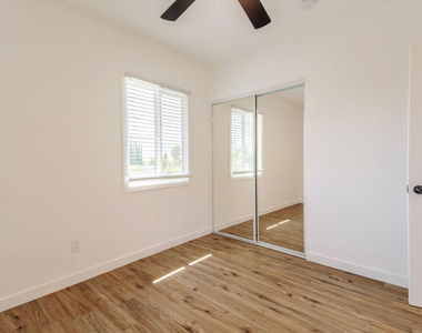 1812 W Glenoaks Boulevard - Photo Thumbnail 18