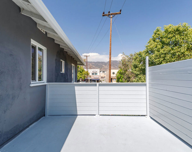 1812 W Glenoaks Boulevard - Photo Thumbnail 11