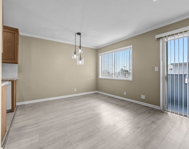 1250 N Kings Road - Photo Thumbnail 4