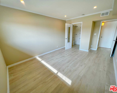 1250 N Kings Road - Photo Thumbnail 17