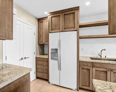1250 N Kings Road - Photo Thumbnail 11