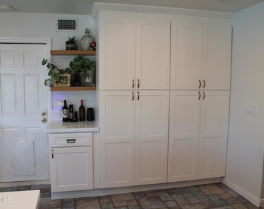 2084 Latham Street - Photo Thumbnail 5