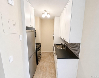 27110 Grand Central Parkway - Photo Thumbnail 4