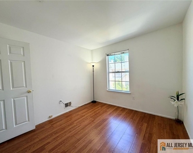 412 Plymouth Road - Photo Thumbnail 24