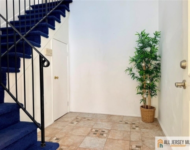 412 Plymouth Road - Photo Thumbnail 2