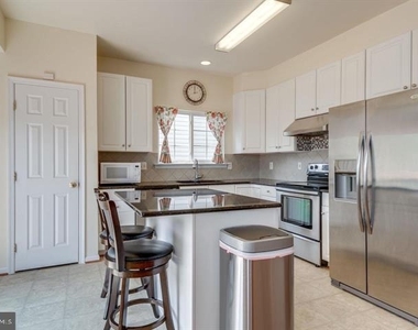 6805 Hollow Glen Court - Photo Thumbnail 3
